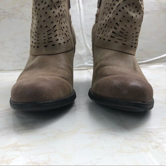 EuroSoft Heeled Ankle Boot Lasercut Shroud Western Tan with Buckles 8M - Picture 4 of 11